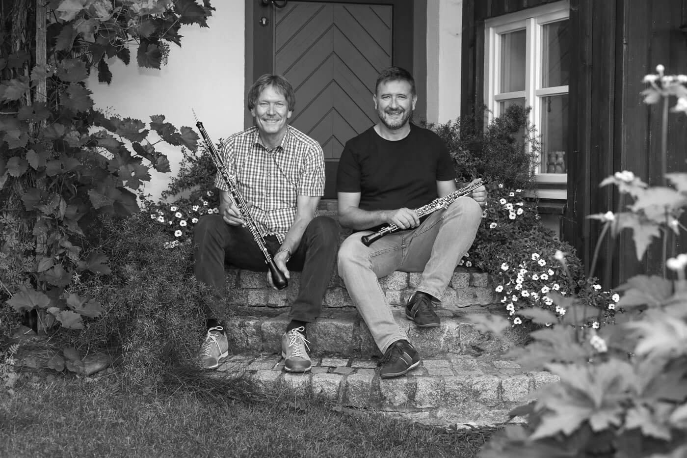 Fabio und Joost auf der Treppe sitzend